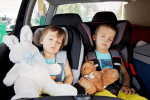 dzieci podróżujące w foteliku samochodowym