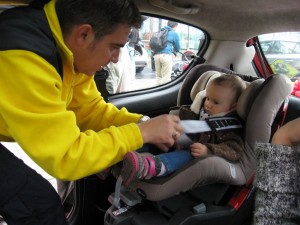 dziecko w foteliku samochodowym