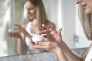 regularne stosowanie kremow ujedrniajacych do biustu efekty