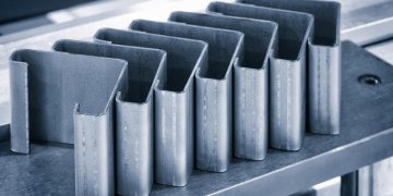 Jak działają formiarki i maszyny do łączenia blach?