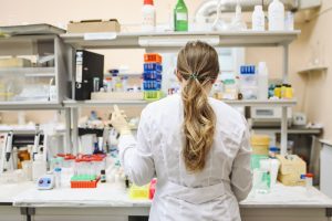 stoly laboratoryjne